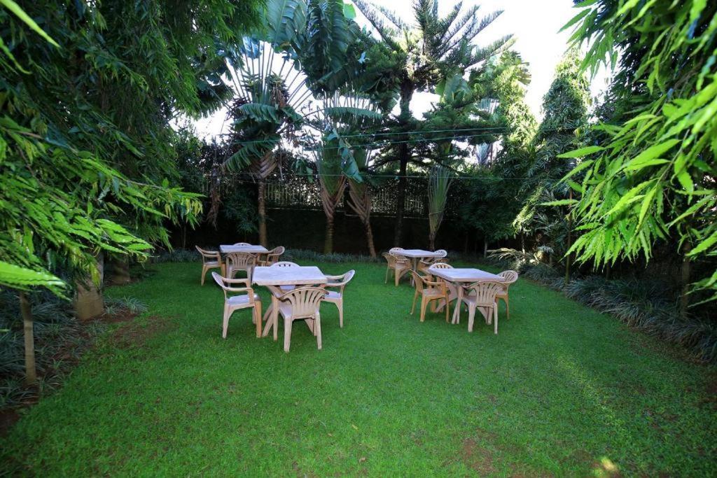 Discovery Courts Hotel Ентебе Екстериор снимка