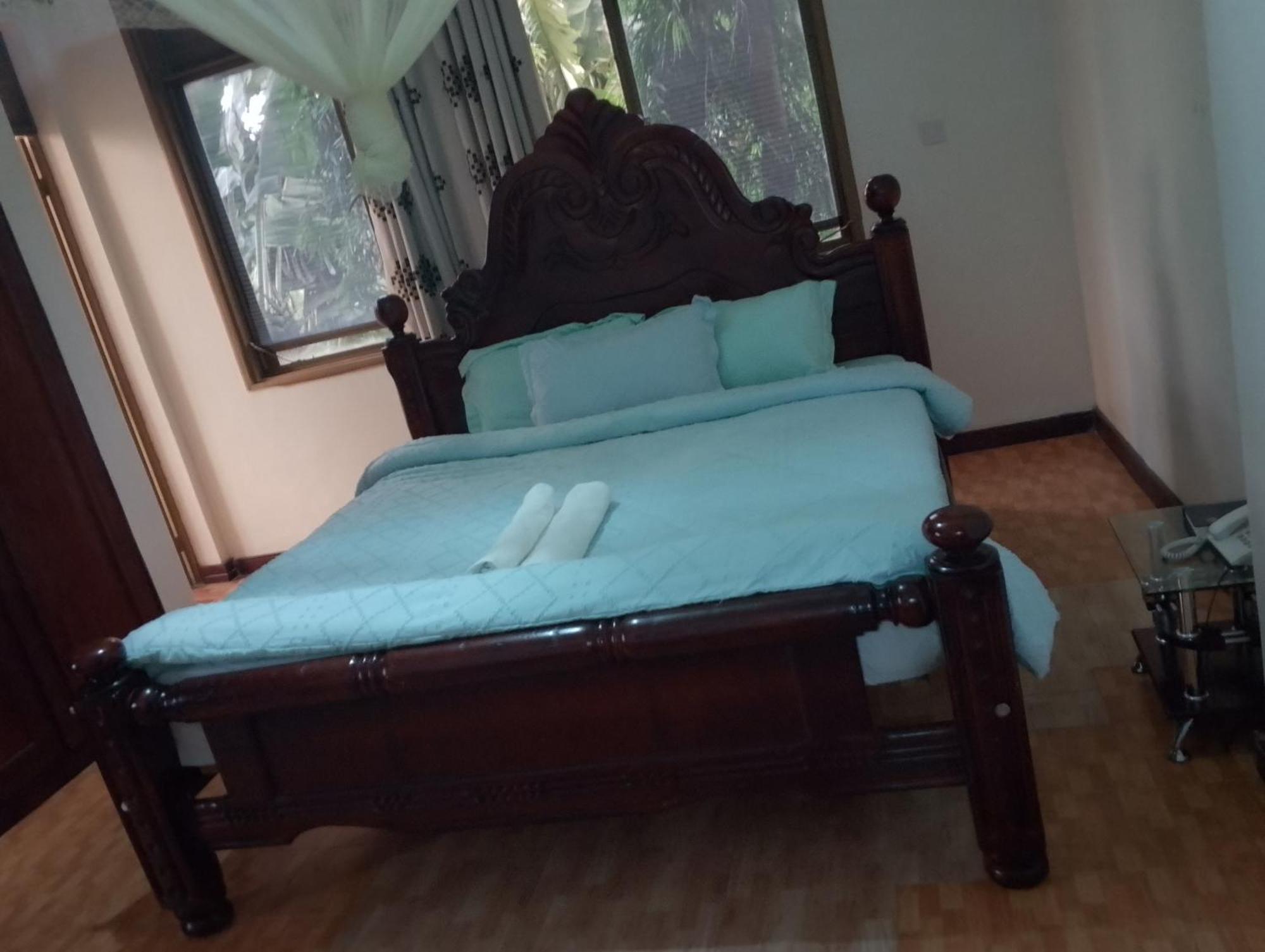 Discovery Courts Hotel Ентебе Екстериор снимка