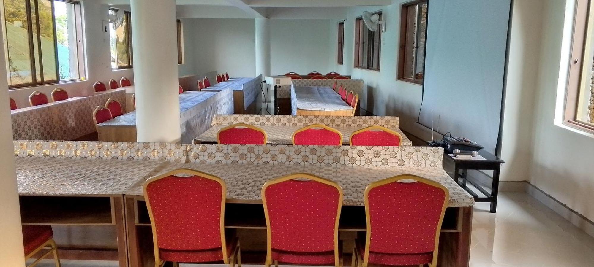 Discovery Courts Hotel Ентебе Екстериор снимка
