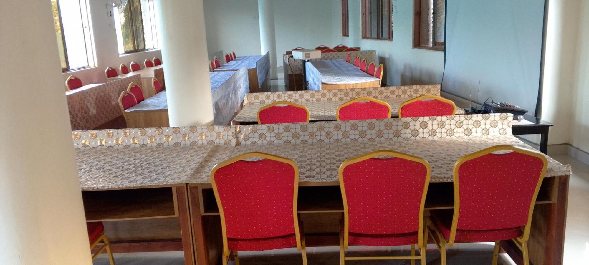 Discovery Courts Hotel Ентебе Екстериор снимка