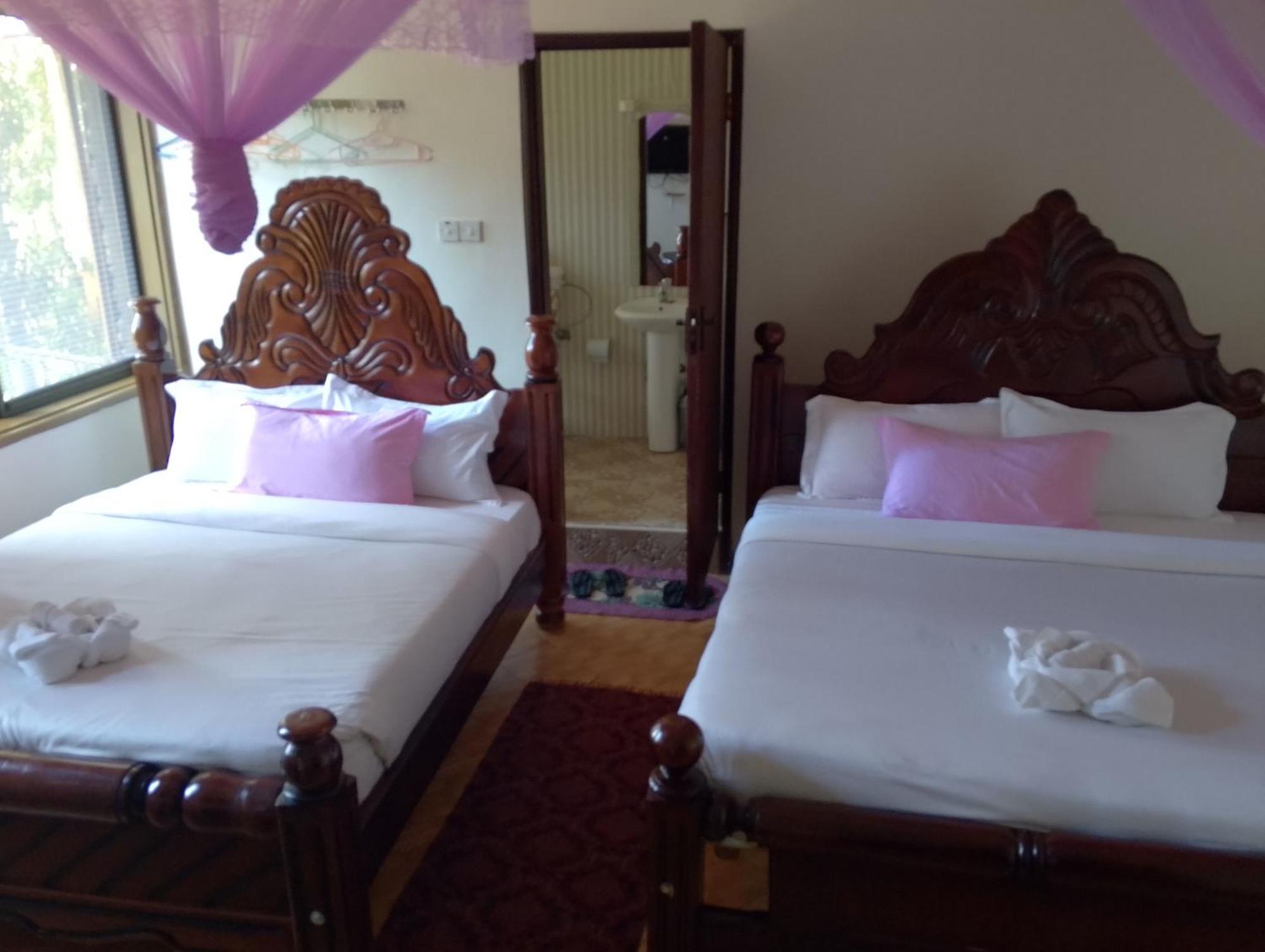 Discovery Courts Hotel Ентебе Екстериор снимка