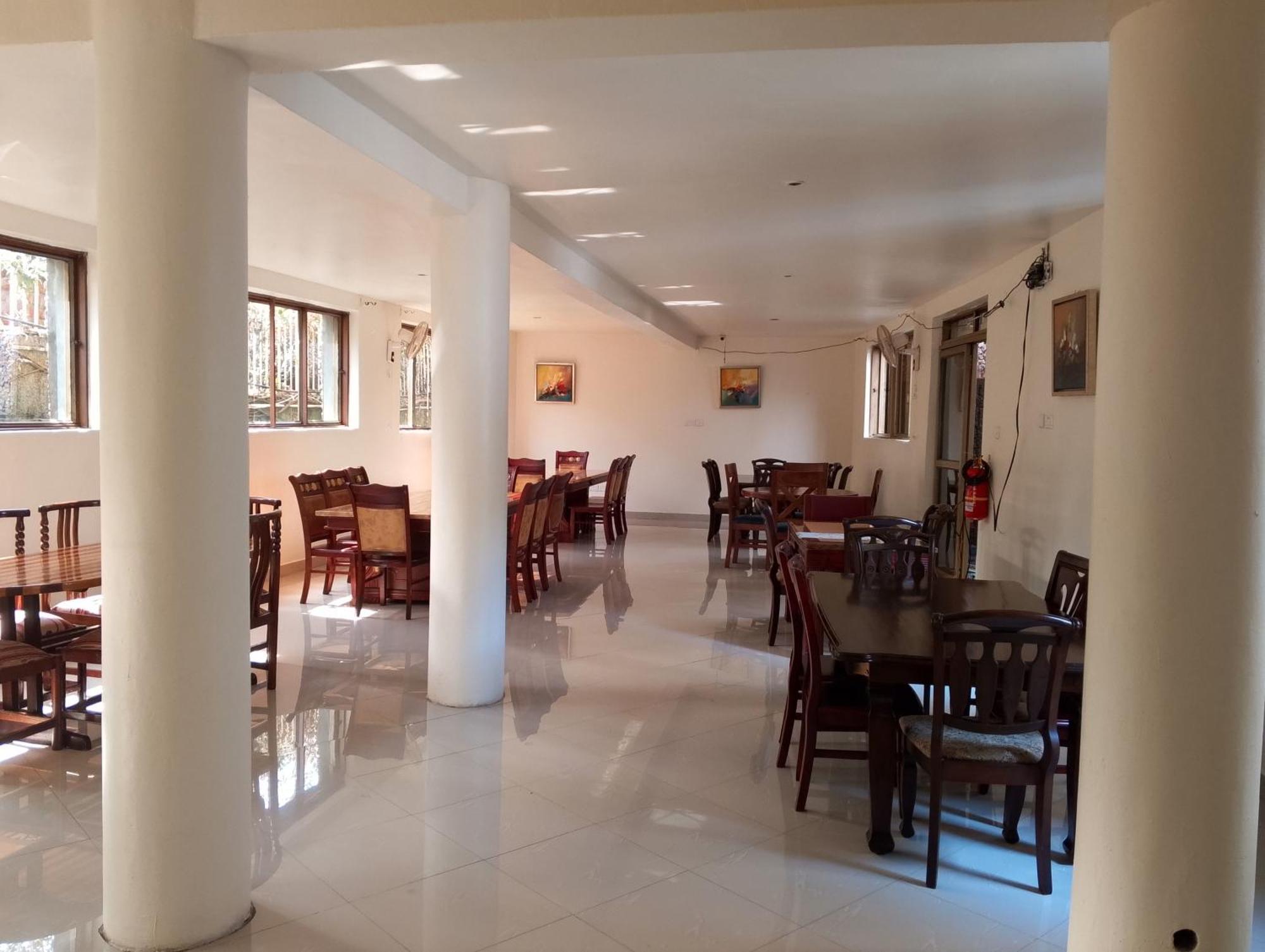 Discovery Courts Hotel Ентебе Екстериор снимка